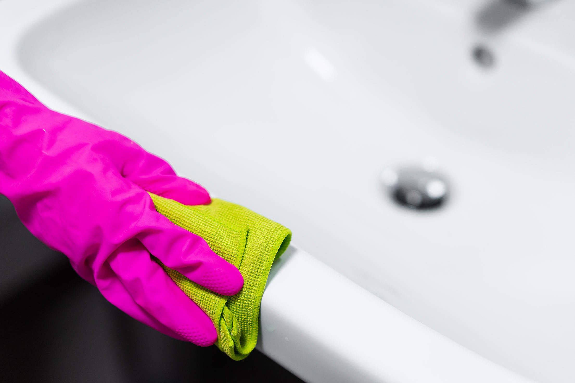bathroom-cleaning-2210x1473
