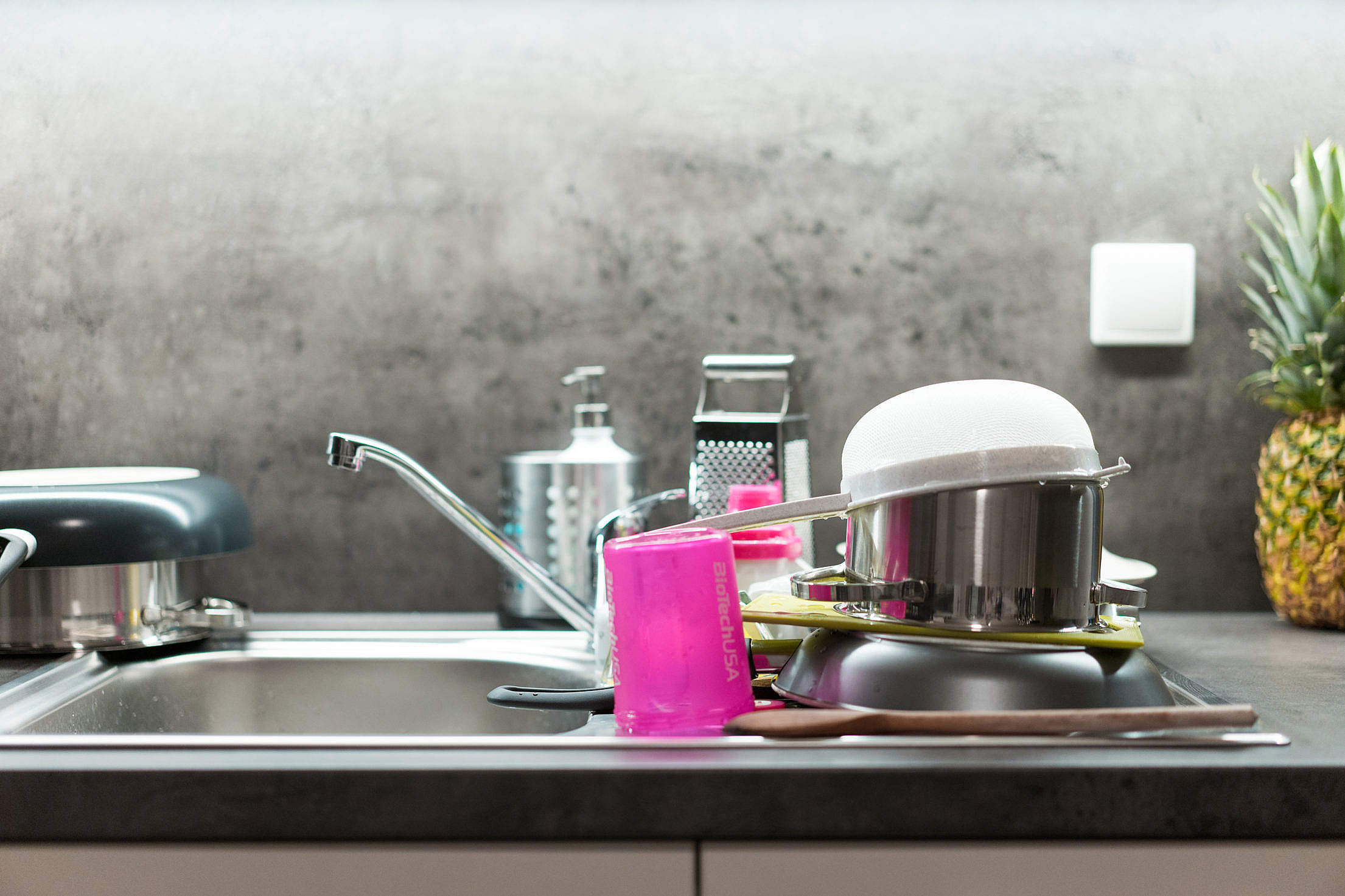 washed-dishes-mess-in-kitchen_free_stock_photos_picjumbo_DSC06060-2210x1473